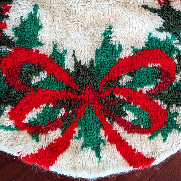 Vintage Granny Christmas Tree Skirt Punch Rug Red Bow Holly Leave Berry Handmade - Picture 3 of 6